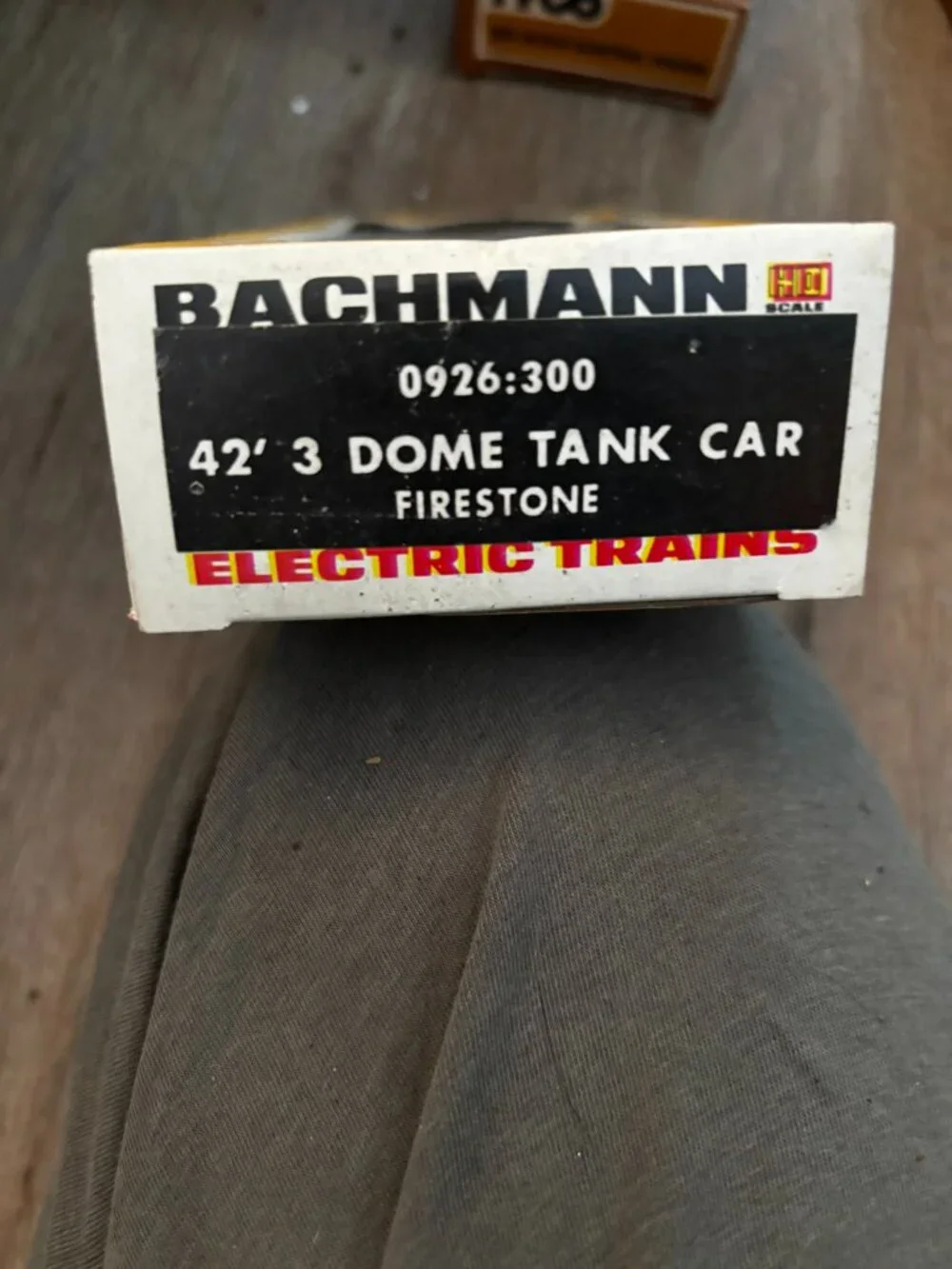 Bachmann HO 42' 3 Dome Tank Car Firestone 0926 Railroad Train set up display